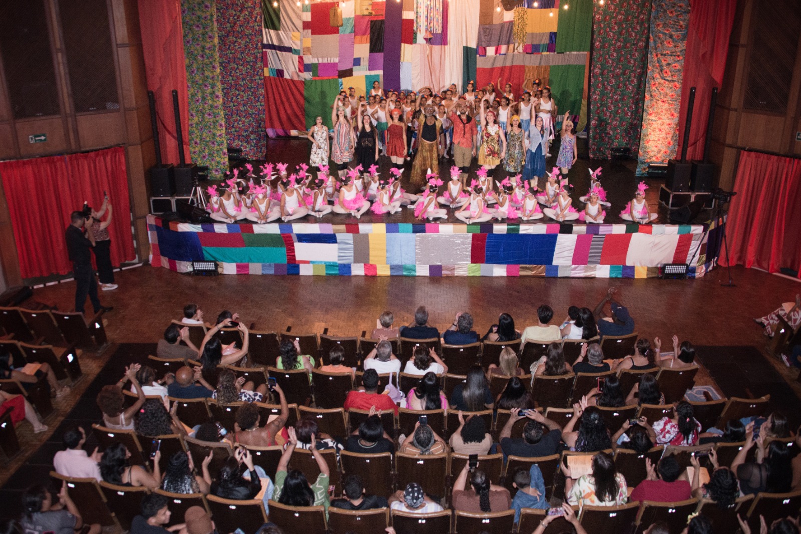 Teatro lotado e emoção coletiva marcam o 8º Festival Desiderata – ICDH “Caicó” em Bebedouro